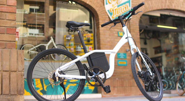 Bici plegable electrica ciudad urbana brompton blanca diseño ligera bicicleta facil pequeña