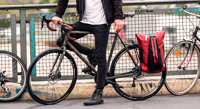 mochila alforja impermeable trabajo resistente verde roja bici bike commuter diseño cicloturismo