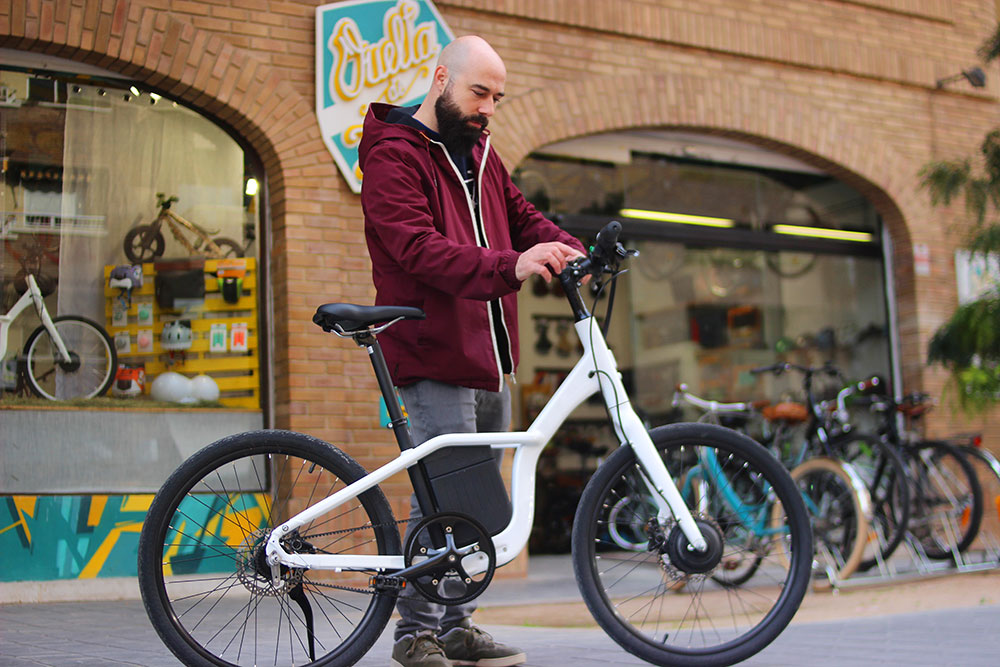 Por qué elegir una bici electrica plegable mas barata economica brompton valencia diseño blanca
