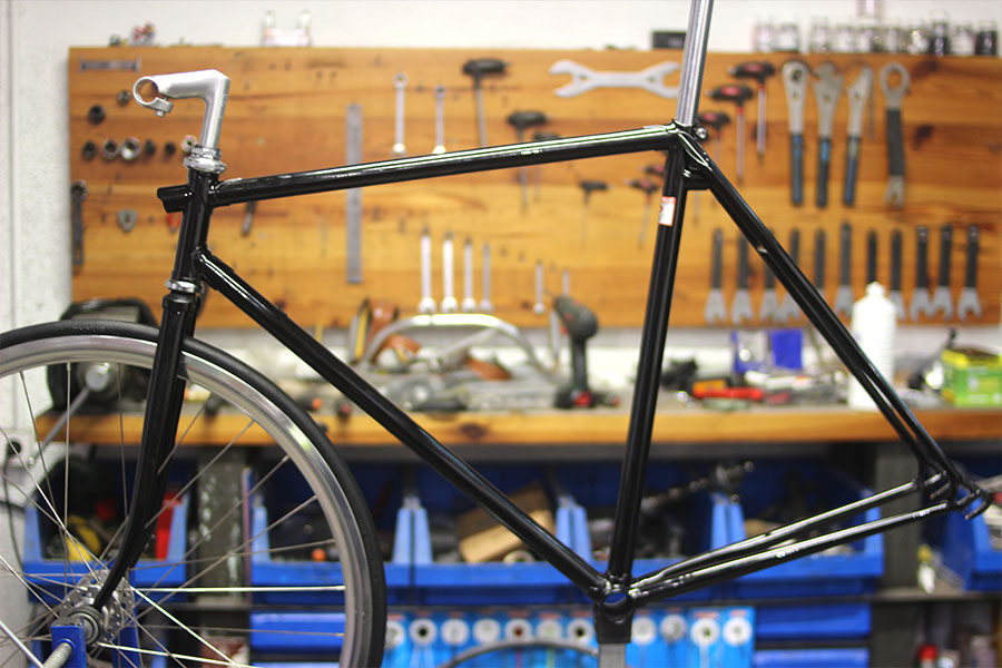 bicicleta clasica en el taller durante el montaje