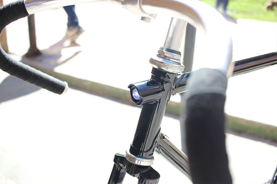 luz delantera integrada en cuadro de bicicleta