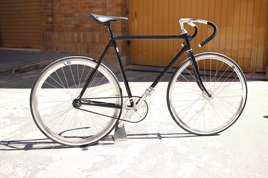 bicicleta estilo vintage clasica restaurada y customizada en vuelta de tuerca