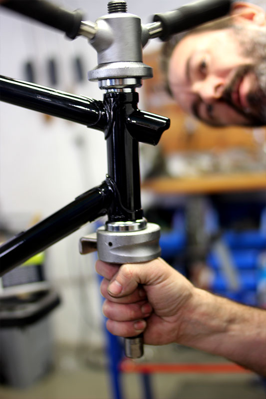 Montaje de horquilla en bicicleta restaurada en vuelta de tuerca