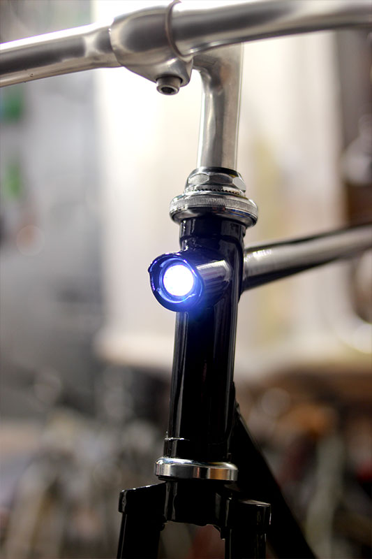Luz delantera integrada en cuadro de bicicleta custom