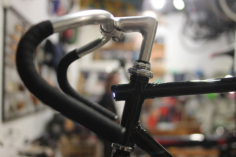 Luz delantera montada en bicicleta restaurada y personalizada