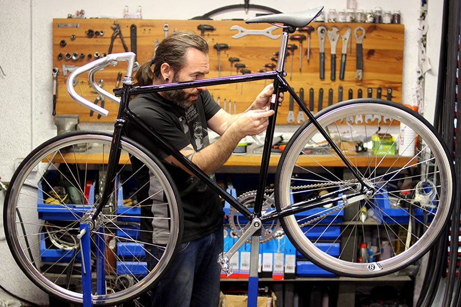 Montaje de bicicleta custom en el taller
