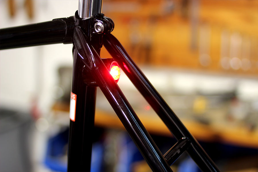 luz trasera roja en bicicleta custom